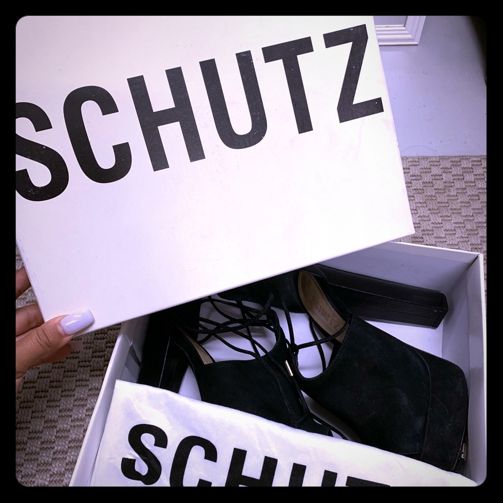 Black straps tie heels